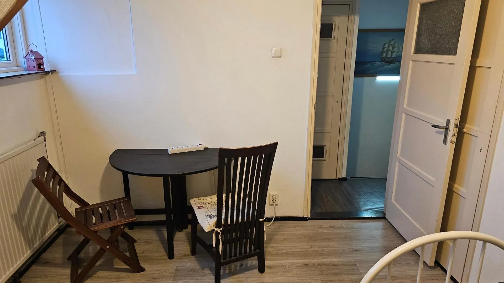 Single Bed In Quiet Area contacts